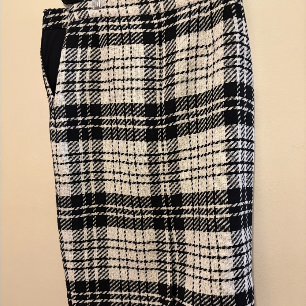 Talbots Black and White Plaid Pencil Skirt
Talbots 
Size :6  BRAND NEW - Picture 2 of 8